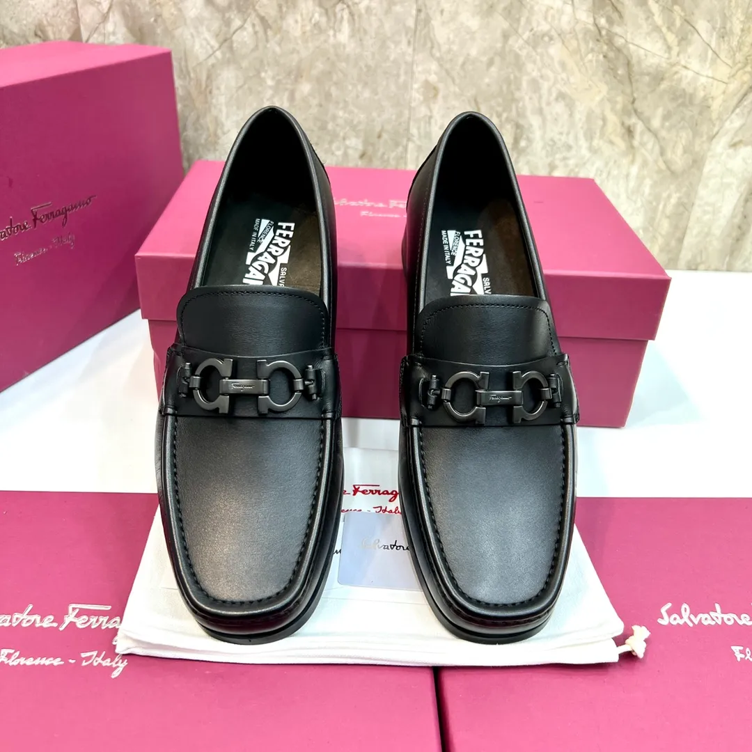 Original quality P780 Brand: Ferragamo Standard size: Men's size 39–44 (38.45 can be customized) Grade: Same style as the official website High-quality men's shoes Material: Customized first-layer calfskin with water-dyed cowhide lining Cowhide tiptoe Original non-slip and wear-resistant rubber outsole Style category: Men's formal business leather shoes are young and fashionable European and American trends British style Casual matching and comfortable feet Color: actual picture